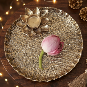 Assiette décorative ronde en métal avec motif végétal gravé, style vintage fait main, pour présentation de mariage - Product Image 4