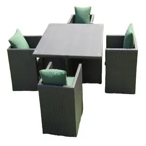 配有高品质靠垫的4座户外藤制餐具非常适合户外用餐和放松