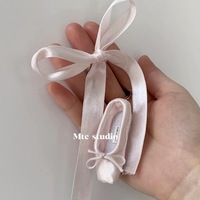 Breloques de style français faites à la main : Breloque Chaussure de Ballet, Pendentif AirPods, Porte-clés de Voiture et Breloque de Sac pour Filles, Style Sportif