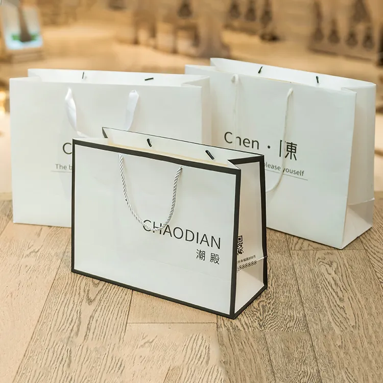 Personal isierte Kleidung Luxus-Marken-Einzelhandel verpackung für Boutique Custom Logo Gold Silber Papiertüte für Kleidung Verpackung