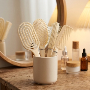 Novo Conjunto de 8 Peças para Cabelo: Escova e Pente Confortáveis e Fáceis de Segurar para Homens, Mulheres e Crianças de Todos os Tipos de Cabelo - Product Image 2