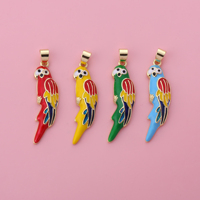 Élégant pendentif en émail plaqué or en forme de perroquet, breloque oiseau ara rayonnant pour une touche unique de bijouterie tropicale