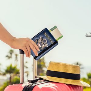 Porta Pasaportes con Bloqueo RFID para <span class=keywords><strong>Mujer</strong></span> y Hombre, de Cuero, con Insignia Metálica 3D, Funda Protectora para Documentos de Viaje - Product Image 3