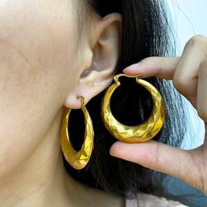 ต่างหูห่วงทรงตามสั่ง ทำจากสแตนเลสสตีล 316L ชุบทอง 18K PVD ป้องกันการแพ้ ดีไซน์ทันสมัย สำหรับทุกเพศ - Product Image 6