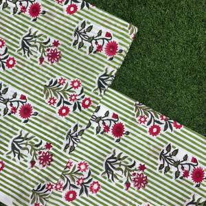 Tissu imprimé en coton blanc respirant et léger de qualité supérieure avec des rayures vertes verticales et des motifs floraux rouge cramoisi bordeaux - Product Image 2