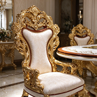 Ensemble de table à manger, meubles de salle à manger, table sculptée ornée de motifs dorés, chaises rembourrées, intérieur classique pour la maison