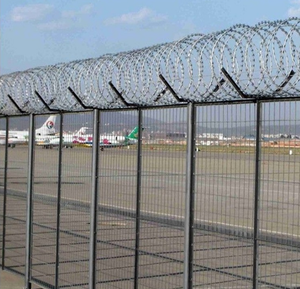 Panneau de clôture de prison en treillis galvanisé robuste anti-escalade, conception à vue dégagée, sécurité anti-effraction pour les prisons, les voies ferrées et les frontières - Product Image 1