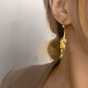 Pendientes de Plumas Hipoalergénicos, Elegantes y Únicos, Chapados en Oro de 14k y 18k, de Acero Inoxidable 316L, para Mujer - Product Image 3