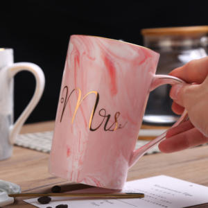 2024 ensemble-cadeau de <span class=keywords><strong>tasse</strong></span> de couple de la Saint-Valentin personnalisé Mr And & Mrs ensemble de 2 tasses à café en céramique marbrée boîte-cadeau avec couvercle et cuillère - Product Image 3