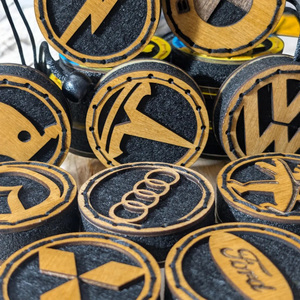 Pengharum Udara Gantung Kayu Logo Mobil, Liontin <span class=keywords><strong>Diffuser</strong></span> Aroma Kayu dengan Ukiran Laser Kustom Emblem Merek Otomotif - Product Image 4