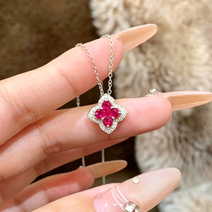 Collier Pétale Trèfle à Quatre Feuilles Scintillant en Zircon Rubis Rouge, Chaîne de Clavicule en Acier Inoxydable Plaqué Or Véritable 18K, Anti-ternissement - Product Image 1