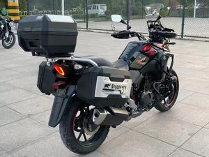 Motocicleta Suzuki DL250 de Dos Cilindros: Potencia y Presencia Dominante en Carretera, Rendimiento de Potencia de Dos Cilindros DL250 - Product Image 2