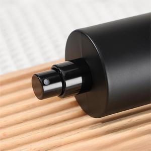 Vente en gros de flacons de parfum en verre de luxe <span class=keywords><strong>d</strong></span>époli noir de 30ml 50ml en forme de cylindre vide avec <span class=keywords><strong>bois</strong></span> mat pour couvercle à bille - Product Image 3