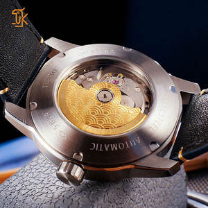 Montre personnalisée avec logo, mouvement automatique mécanique NH35, régulateur de rotation de la Terre 24H, aiguilles séparées, cadran vert lumineux, acier 316L - Product Image 4