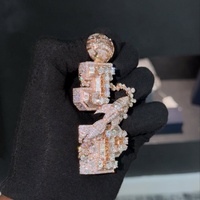 Aktionspreis Diamantprüfer-geprüfter 925er Sterlingsilber vergoldeter, maßgefertigter, eisbesetzter Hip-Hop Moissanit Vertikaler Namensanhänger