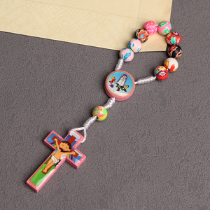 Mecrt <span class=keywords><strong>Collana</strong></span> <span class=keywords><strong>Rosario</strong></span> per Bambino con Ciondolo Croce di Gesù in Argilla Polimerica Colorata e <span class=keywords><strong>Catena</strong></span> di Perline Regalo per Prima Comunione e Battesimo - Product Image 3