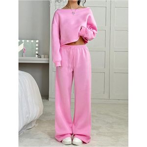 ชุดเซ็ทลำลองสำหรับผู้หญิง 2 ชิ้น เสื้อครอปเปิดไหล่ กางเกงขายาวทรงกว้าง ผ้าฟลีซ - Product Image 4