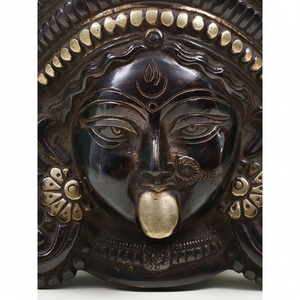 Máscara para colgar en la pared de latón de 7 pulgadas Serenity of Kali hecha a mano en India - Product Image 1