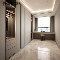 Armoire en bois artisanale avec organisation de tiroirs intégrée pour les chambres d'appartement, les maisons contemporaines et les projets de design d'intérieur