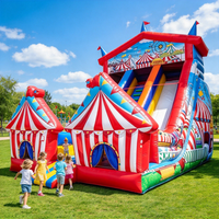 Château gonflable avec toboggan et trampoline commercial pour enfants, idéal pour la location et la vente lors de fêtes dans les jardins.