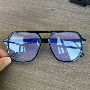 Lunettes pour hommes à monture carrée rétro, matériau PC noir, protection contre la lumière bleue, verres plats, lunettes de performance - Product Image 3