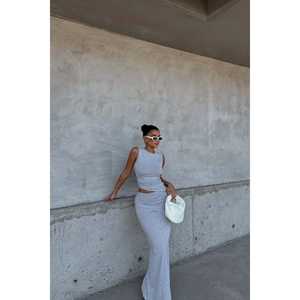 Conjunto Deportivo Básico Gris para Mujer, 2 Piezas, Top y Shorts para Verano, Diseño Fruncido - Product Image 2