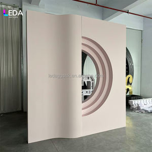 Arco de Boda Blanco Personalizado LEDA con Grabado de Patrón Rosa, Soporte de Pared para Fondo de Escenario de Boda de PVC - Product Image 3