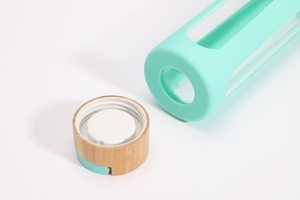 Bouteille d'eau en verre borosilicate haute résistance à la chaleur avec couvercle en silicone - Product Image 5
