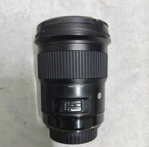 Objectif <span class=keywords><strong>Sigma</strong></span> 35mm f/1.4 Art EF d'occasion — Légende du portrait, grande ouverture f/1.4 avec bokeh crémeux, excellent état ! - Product Image 1