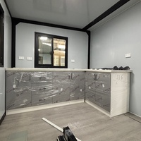 Maison conteneur préfabriquée portable en acier de 20 pieds, extensible, avec intérieur spacieux, 2 chambres, détachable, et salle de bain complète, idéale pour bureau
