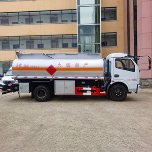 Camion-citerne Dongfeng 4x2 robuste de 10 m³ et 8 m³ pour le transport de carburant et le ravitaillement commercial de diesel inflammable - Product Image 4