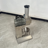 Automatische elektrische industriële kokosnootschiller voor verse kokosnoten in diamantvorm, voor het trimmen en schillen van kokosnoten.