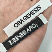 Étiquettes de col personnalisées OEM/ODM avec logo imprimé, motif à pois en satin, design de niche à grille, découpées au laser, en rouleau