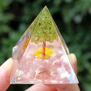 Pyramide en résine époxy avec pierres concassées de cristal de fraise, ornement de bureau et décoration d'intérieur - Product Image 2