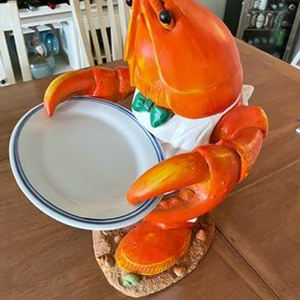 Estatua de mayordomo de langosta roja de fibra de vidrio con decoración de restaurante de gran oferta con plato - Product Image 3