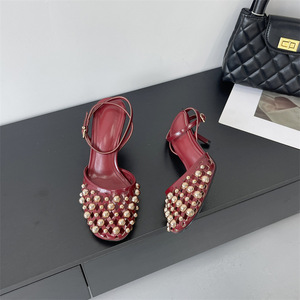 Nouvelle tendance mode printemps 2026 : Sandales slingback à bout carré et rivets métalliques, talons aiguilles français rouges - Product Image 2