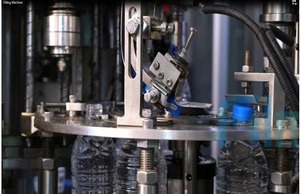 Máquina de llenado de líquidos semiautomática para agua mineral de 40 BPM, cuerpo de acero inoxidable 304, para botellas de 200 ml a 2 litros, de 1000 a 12000 BPH. - Product Image 3