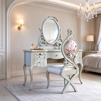 Ensemble de coiffeuse de style français classique avec miroir et chaise, table de maquillage en bois massif sculpté à la main pour une chambre élégante