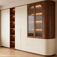 Armoire à portes battantes en placage de bois blanc, tressage en rotin, lignes Mid-Century, poignée métallique, meuble de chambre