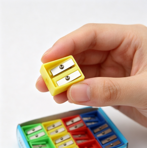 Taille-crayon en plastique double trou pour crayons de couleur, idéal pour les écoliers et étudiants (vente en gros) - Product Image 2
