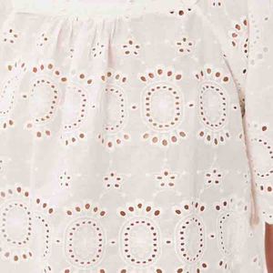Ensemble deux pièces OEM personnalisé en coton 100% léger et luxueux, comprenant un haut à col carré style rétro avec bordure effet gelée et un short ajouré - Product Image 5