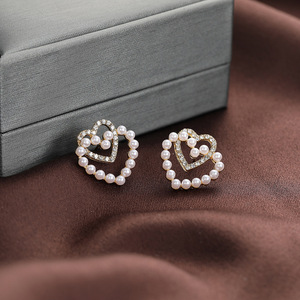 Boucles d'oreilles clous en forme de cœur avec perles de qualité AA, serti circulaire, accessoires de bijoux pour usage quotidien - Product Image 1