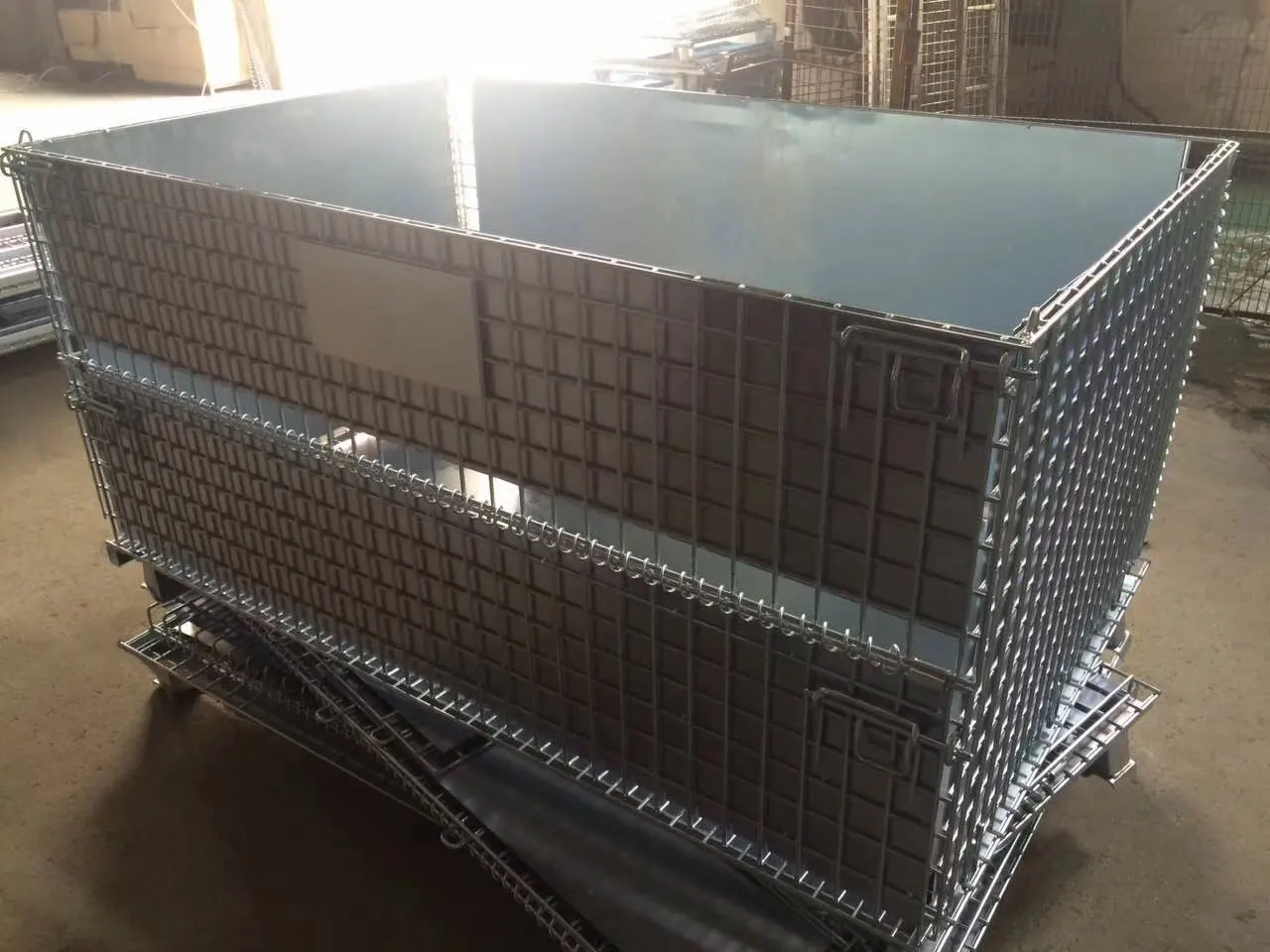 Kırılabilir malzeme koruması için katlanabilir depolama paleti kutu özelleştirilmiş katı Metal levha iç astar tel örgü kafes