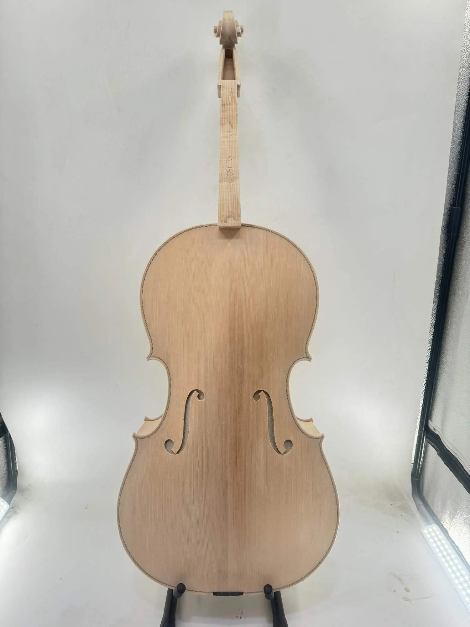 Violoncello in 4/4 1/8 violoncello a grana fiammata in abete rosso e acero non verniciato 4/4 violoncello bianco fatto a mano