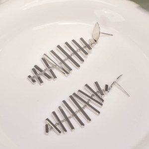 Nuevos y Elegantes Pendientes Clásicos con Diseño de Espina de Pescado Plateada, con Diseño Geométrico y Detalle de Borla para Mujer - Product Image 1