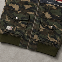 Fabricant de vêtements personnalisés OEM ODM : Blouson bomber camouflage pour homme avec patchwork drapeau, bords effilochés et poches cargo, style streetwear