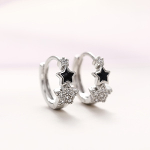 Orecchini a polsino a forma di stella, orecchini pendenti minimalisti neri a stella alla moda da donna - Product Image 1