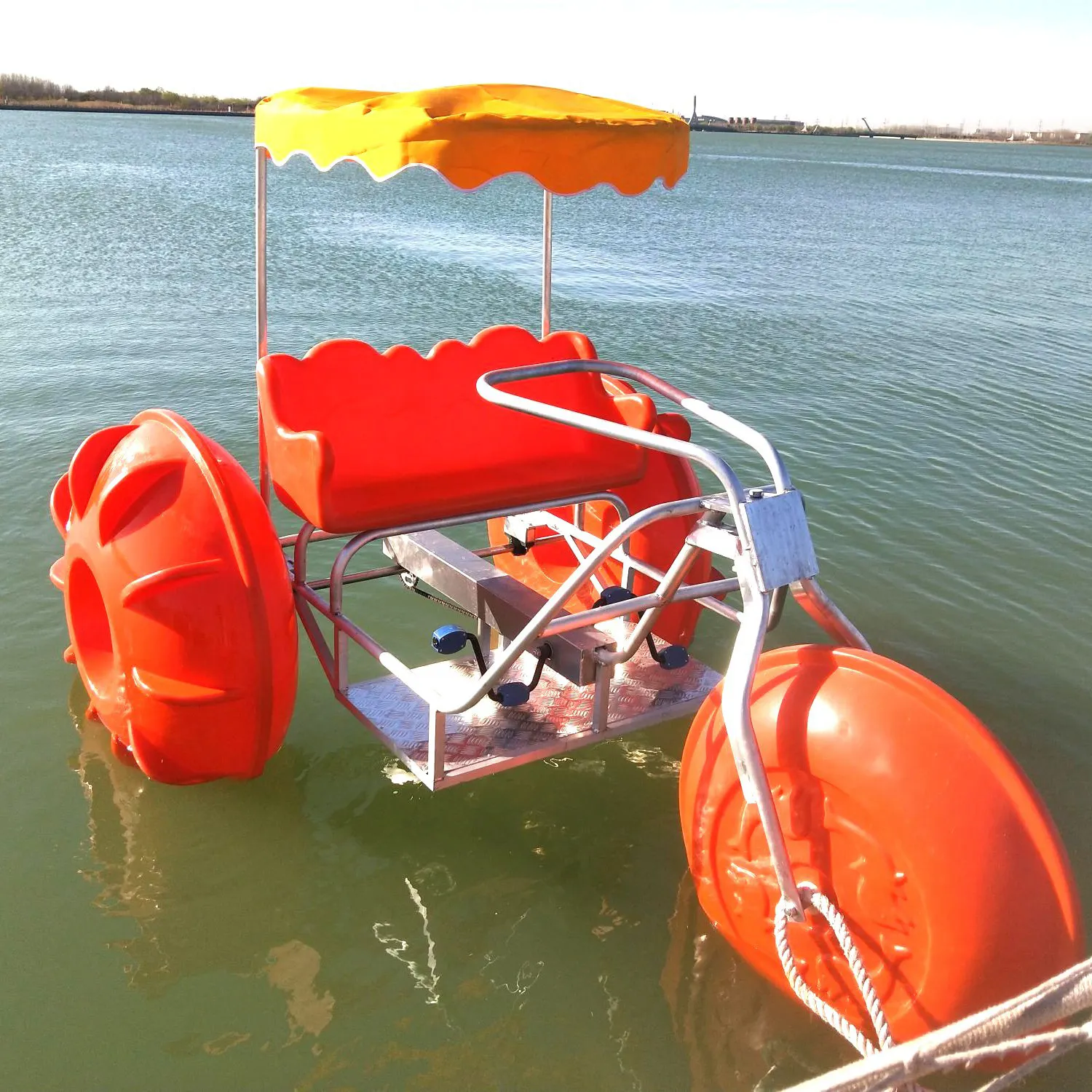 Freiluft-Wassersport-Spielgerät-3 große Räder Wasser-Dreirad mit Pedal Boot Sonnenblende Freizeitparks Meergebrauch PE-Material