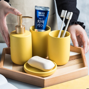 Ensemble de salle de bain en céramique quatre pièces Casualpure avec rince-bouche en plastique et tasses à brosse à dents fournitures de toilette - Product Image 2
