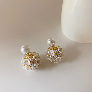 Boucles d'oreilles en forme de boule pour femmes élégantes et vintage Double face Floral Pearl Bezel Setting Wedding Party Jewelry Made of Zinc Alloy - Product Image 3